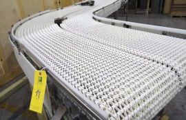 Объект: Сетчатый поворотный конвейер с полиуретановой сеткой для транспортировки пластиковых бутылок с маслом