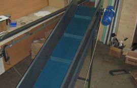 Объект: Ленточный наклонный конвейер для пластиковой тары