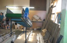 Ленточный наклонный конвейер для транспортировки мешков с бельем - фото 2