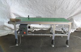 Объект: Прямой ленточный конвейер используется для транспортировки картонных коробок весом до 3 кг