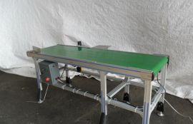 Объект: Прямой ленточный конвейер используется для транспортировки картонных коробок весом до 3 кг