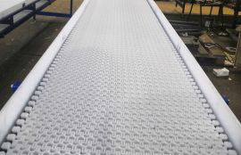 Объект: Поворотный конвейер с модульной лентой для металлической посуды