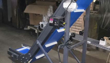 L-образный ленточный конвейер для пластикового облоя