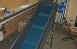 Объект: Ленточный наклонный конвейер для пластиковой тары