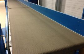 Прямой ленточный конвейер установленный в складском комплексе для транспортировки картонных коробок - фото 3