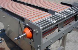 Пластинчатый конвейер для транспортировки упаковок с пластиковыми бутылками - фото 3