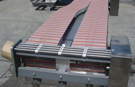 Объект: Пластинчатый конвейер для транспортировки упаковок с пластиковыми бутылками