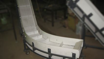 Изготовлены передвижные L-образные поворотные конвейеры с модульной лентой