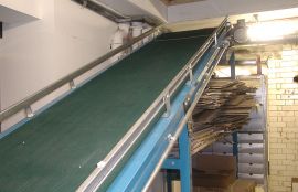 Объект: Ленточный наклонный конвейер для коробок с обувью