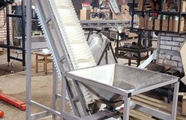 Конвейер с бункером для дозированной подачи и перемещения таблеток для компании «Квадрат - С» (бренд «Витамир»)