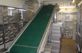 Объект: Ленточный наклонный конвейер для коробок с обувью