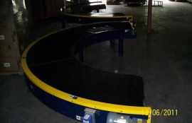 Объект: Поворотный ленточный конвейер используется в линии транспортировки багажа аэропорта