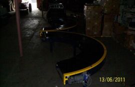 Объект: Поворотный ленточный конвейер используется в линии транспортировки багажа аэропорта