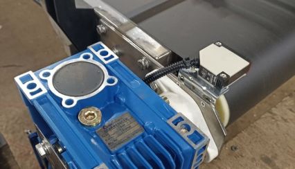 Конвейер для перемещения и разворота коробов с продукцией для компании «Этимир»