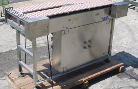 Объект: Пластинчатый конвейер для транспортировки упаковок с пластиковыми бутылками